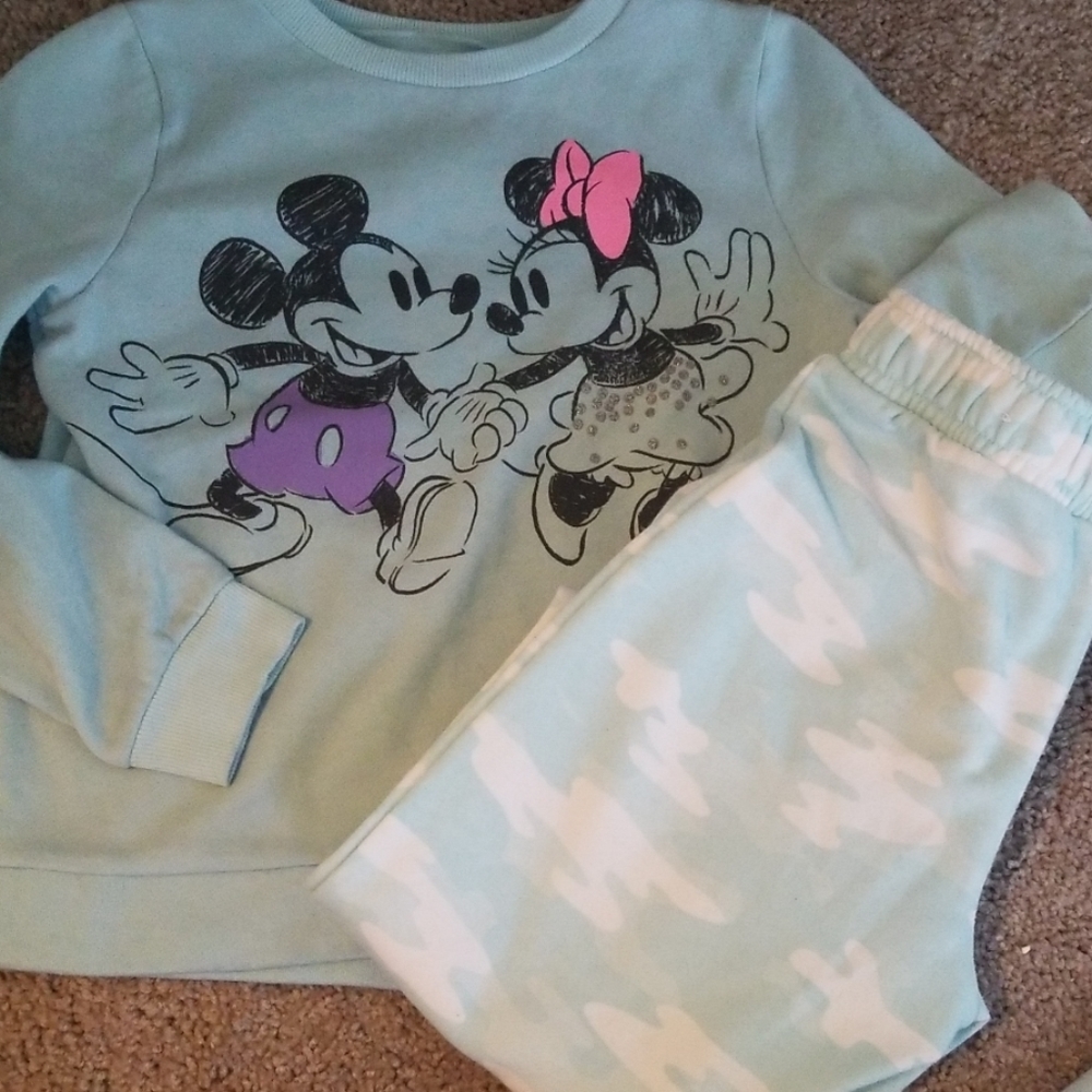 sweatshirt with sweat pants